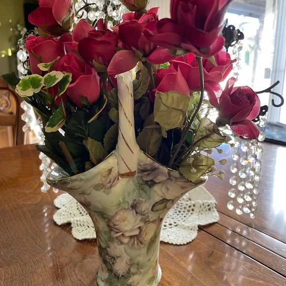 Vase Formalities Baum Bros Porcelain Roses
Chintz Hoop Handle Vintage. - Picture 3 of 8